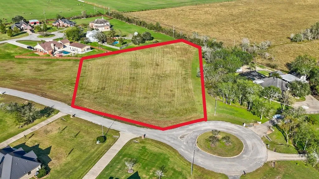 Aerial view of the lot outlined in red, at the end of a cul-de-sac